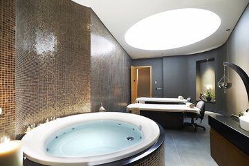 Indoor spa tub