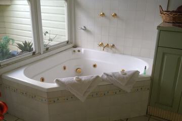 Deep soaking bathtub