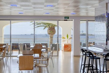 Poolside bar