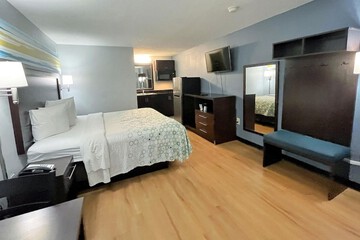 HomeTowne Studios by Red Roof Augusta