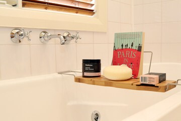 Deep soaking bathtub