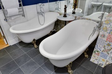 Deep soaking bathtub