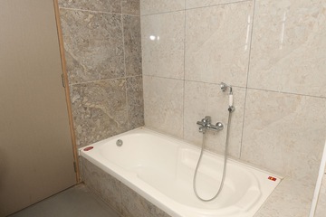 Portable bathtub seat