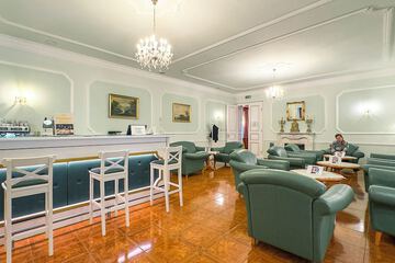 Lobby lounge