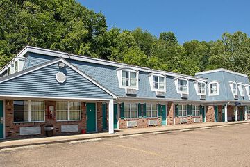 Country Squire Inn & Suites