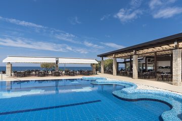 Poolside bar