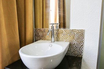 Bathroom sink