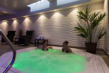 Indoor spa tub