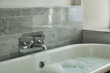 Deep soaking bathtub