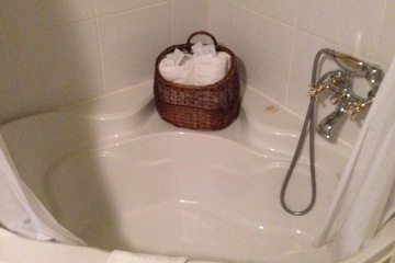 Deep soaking bathtub