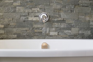 Deep soaking bathtub