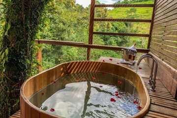 Deep soaking bathtub