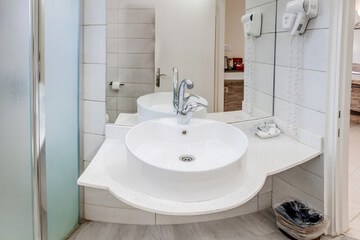 Bathroom sink