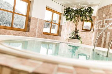 Indoor spa tub