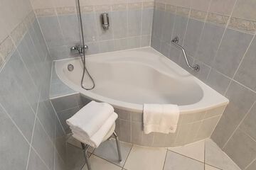 Deep soaking bathtub