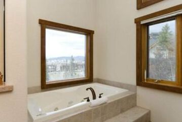 Deep Soaking Bathtub