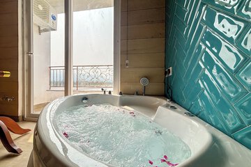 Private spa tub