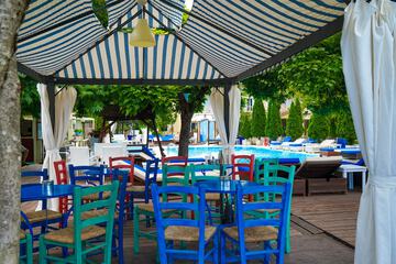 Swim-up bar