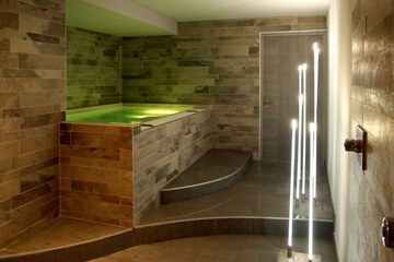 Indoor spa tub
