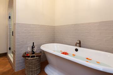 Deep soaking bathtub