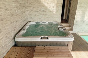 Indoor spa tub