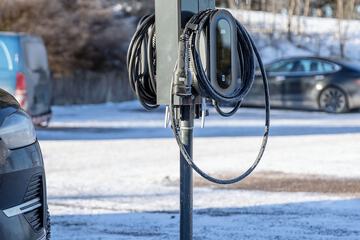 Electric vehicle charging station