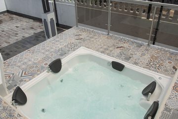 Jetted tub