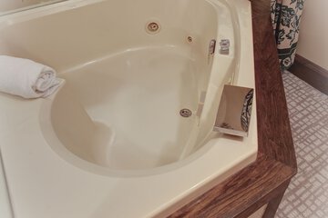 Jetted tub