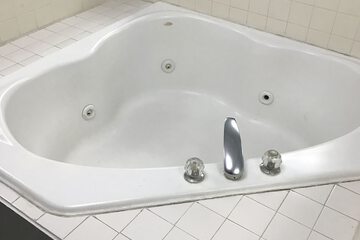 Jetted tub