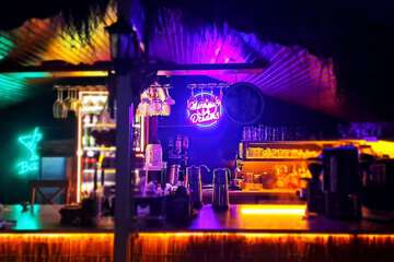 Swim-up bar