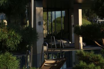 Indoor/outdoor pool