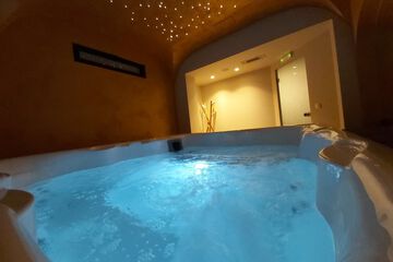 Indoor spa tub