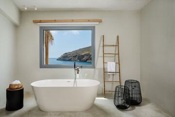 Indoor spa tub
