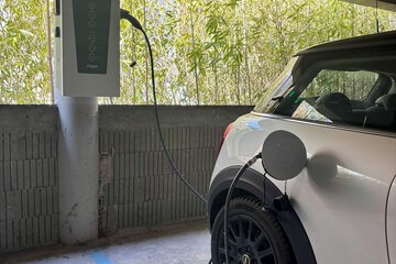 Electric vehicle charging station