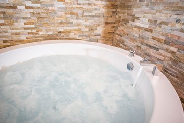 Indoor spa tub
