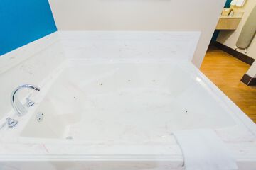 Deep soaking bathtub