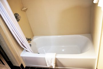 Deep soaking bathtub