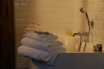 Deep soaking bathtub