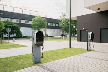 Electric vehicle charging station