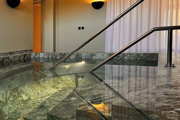 Indoor/outdoor pool