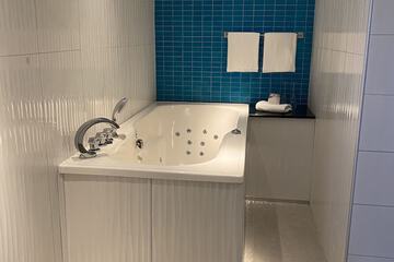 Private spa tub