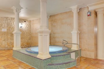 Indoor spa tub