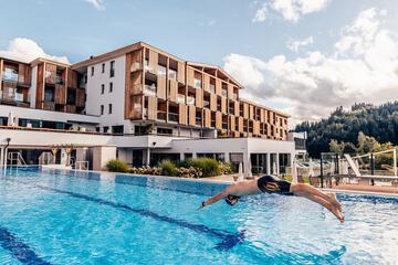 Exercise/lap pool
