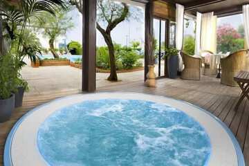 Indoor spa tub