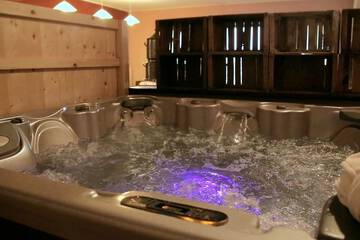Indoor spa tub