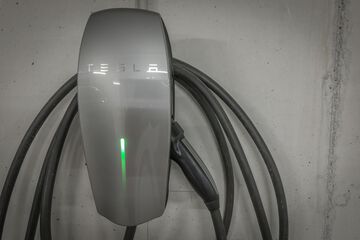 Electric vehicle charging station