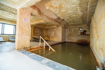 Indoor spa tub