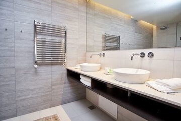 Bathroom sink