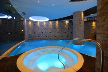 Indoor spa tub
