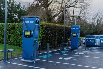 Electric vehicle charging station